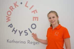 Katharina Möller geb. Regel, Inhaberin von Work Life Physio, vor dem Praxislogo