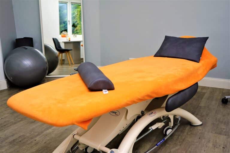 Behandlungsraum mit Therapieliege bei Work Life Physio