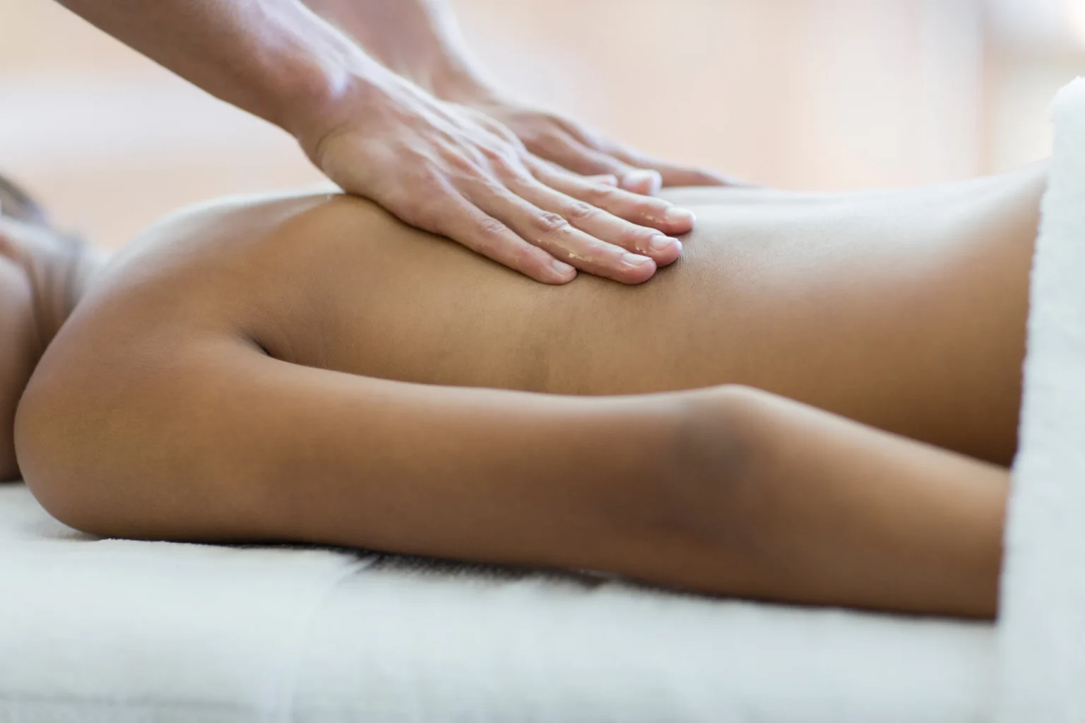 Physiotherapeutische Behandlung am Rücken