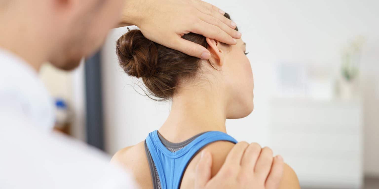 Behandlung an Kopf und Nacken